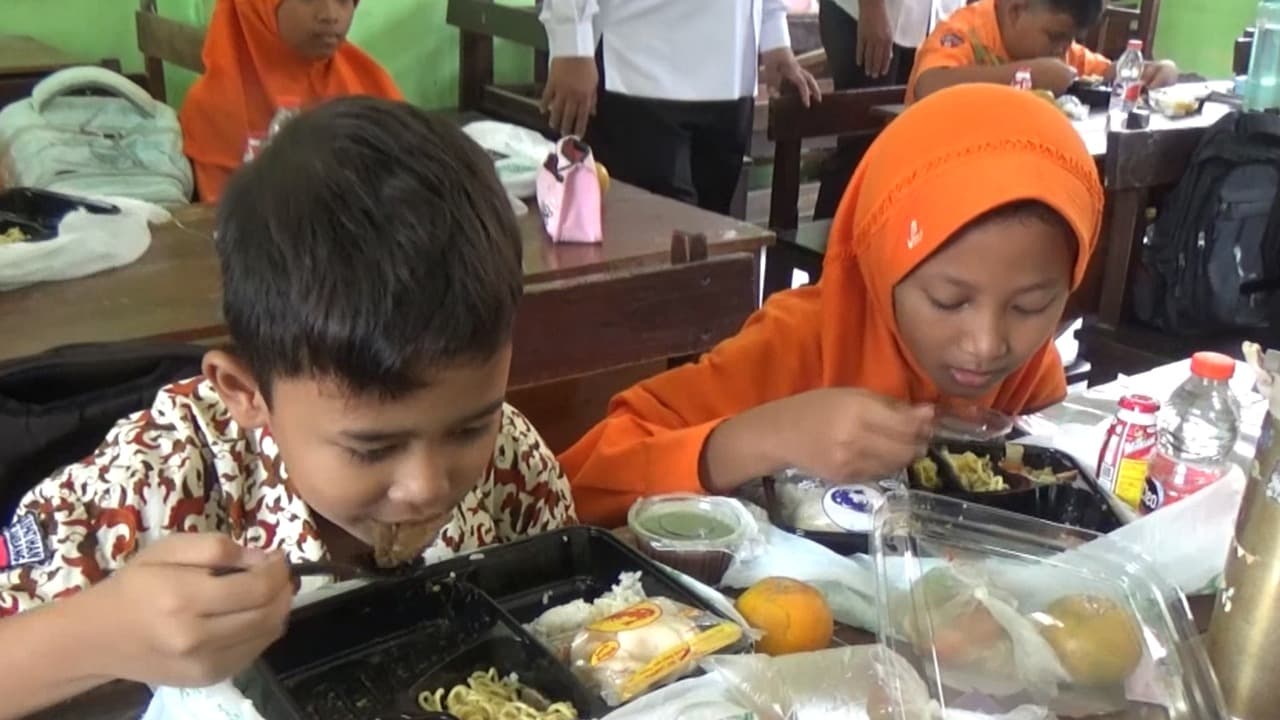 Simulasi Makan Siang Gratis untuk 250 Murid SD di Jombang