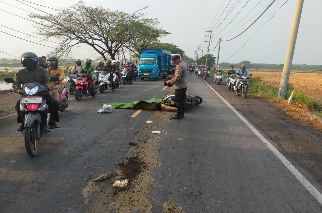 Gagal Salip Truk, Pemotor Wanita Tewas Terlindas Truk di Cerme Gresik