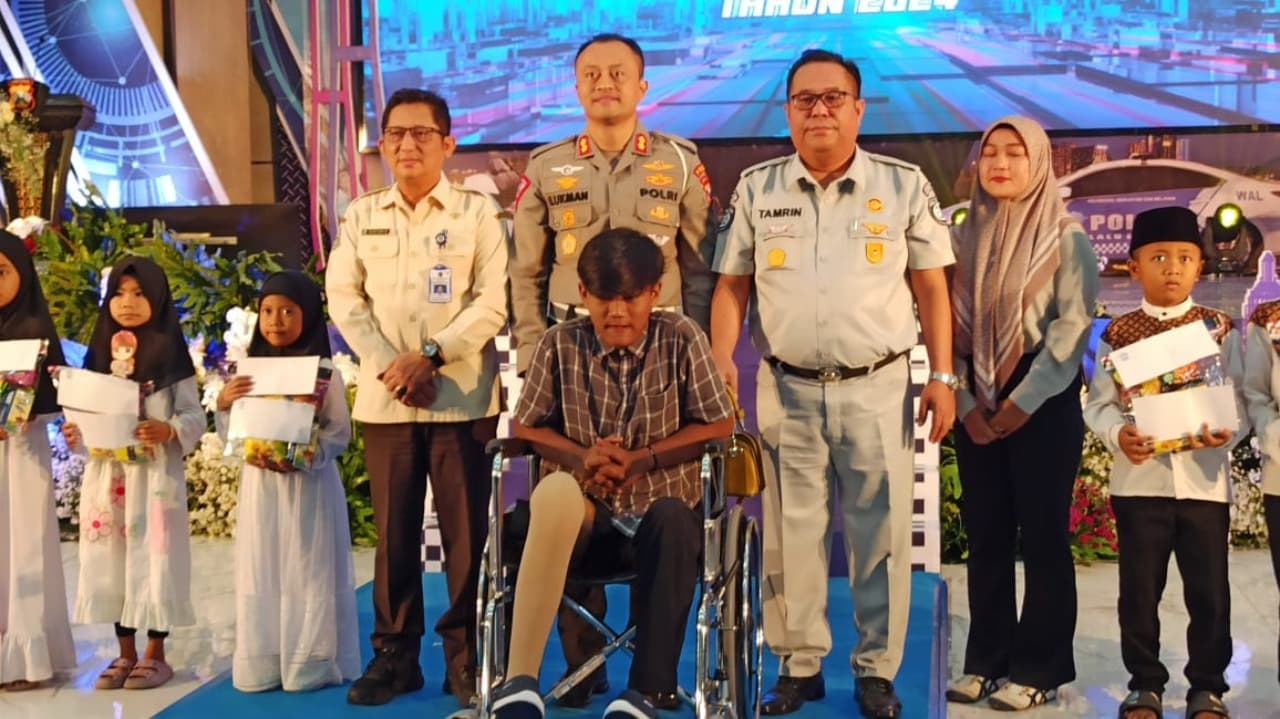 Ditlantas Polda Jatim Berikan Kaki Palsu pada Korban Lakalantas