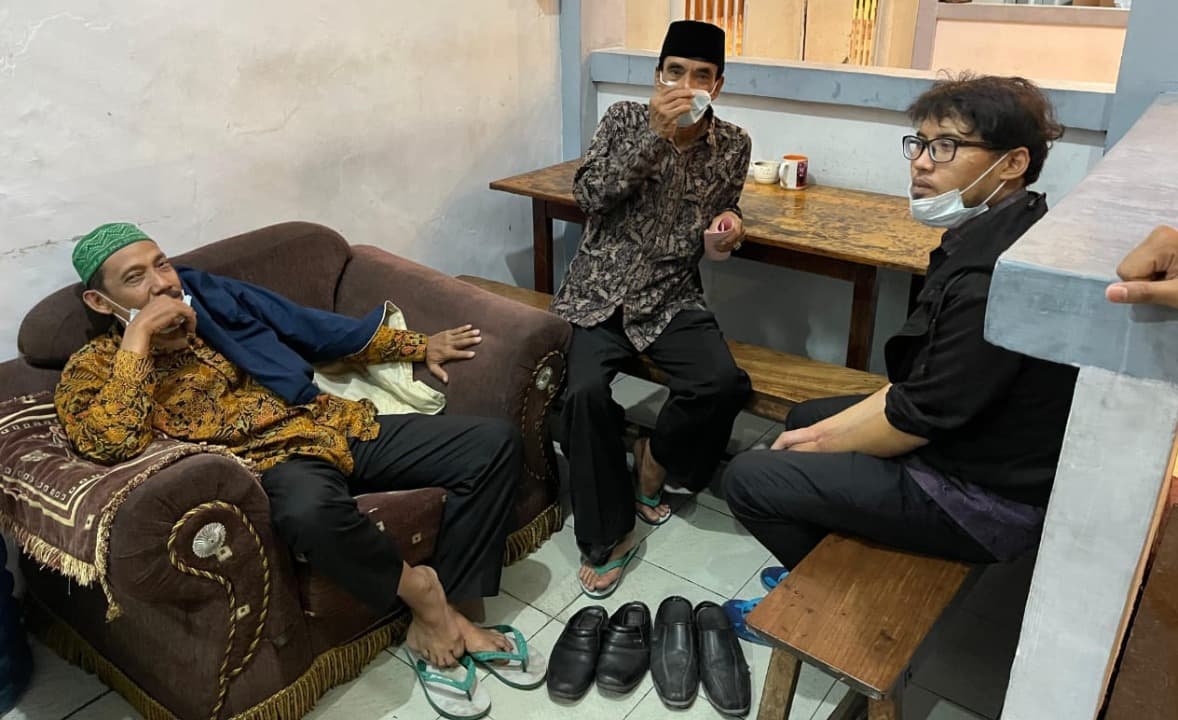 Korupsi Beras CSR, Kades, Sekdes dan Ketua BPD Desa Roomo Manyar Ditahan