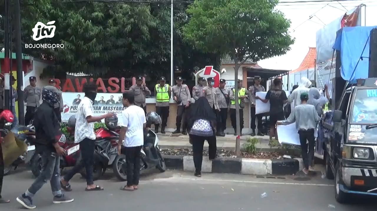 Tuntut Penertiban Baliho dan Netralitas ASN, Warga Demo Kantor Bawaslu Tuban