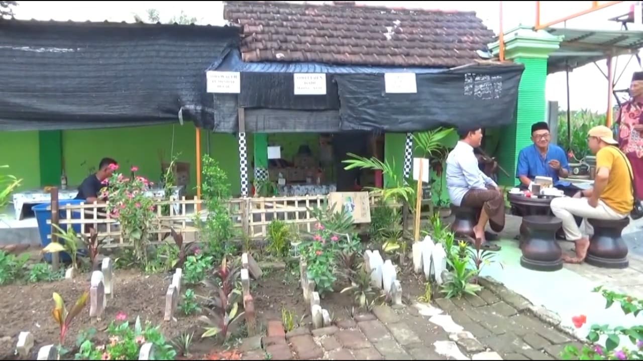 Warkop Unik di Ponorogo, Sensasi Menikmati Secangkir Kopi di Tengah Makam