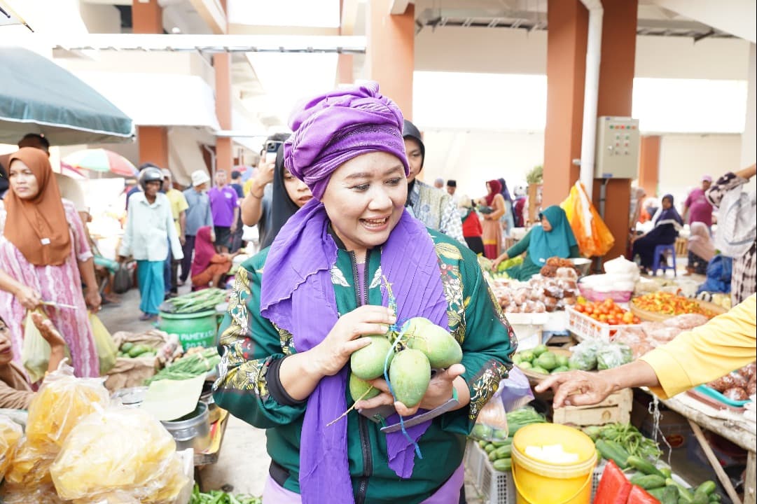 Kunjungi Pasar di Pamekasan, Luluk Nur Hamidah Janji Perluas Pasar Produk Lokal