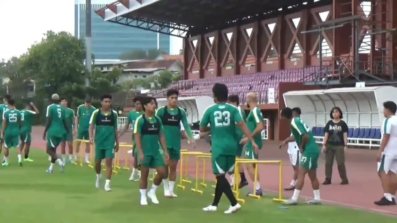 Ketatnya Persaingan, Andhika Jadi Ancaman untuk Ernando di Posisi Kiper Utama Persebaya