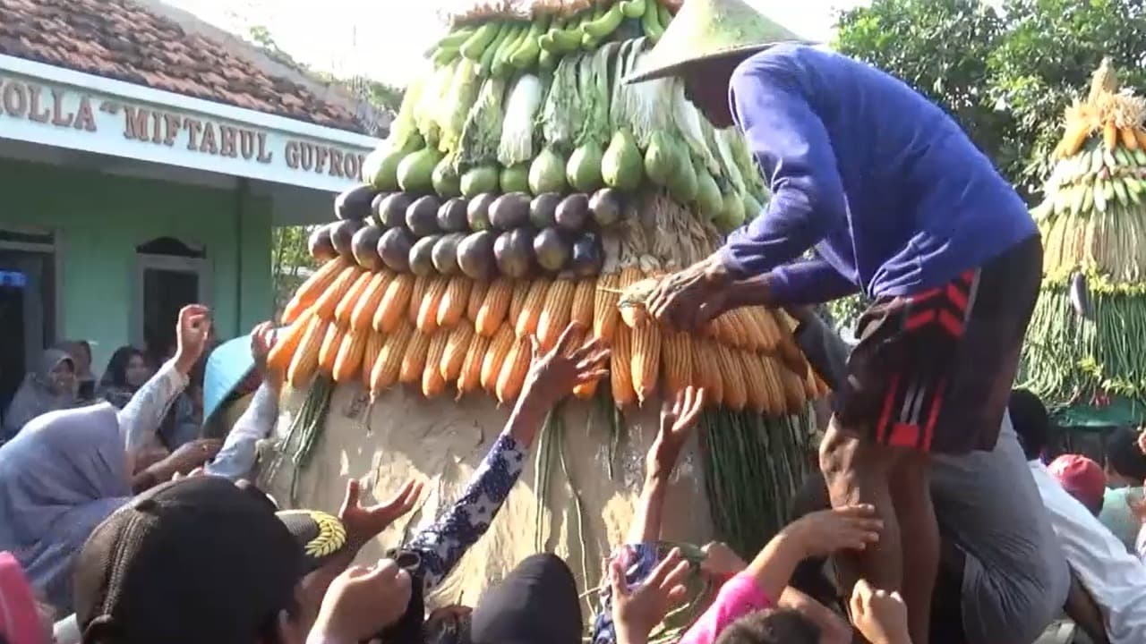 Festival Ketan di Lumajang, Warga Berebut 1000 Tumpeng dan Gunungan Hasil Bumi