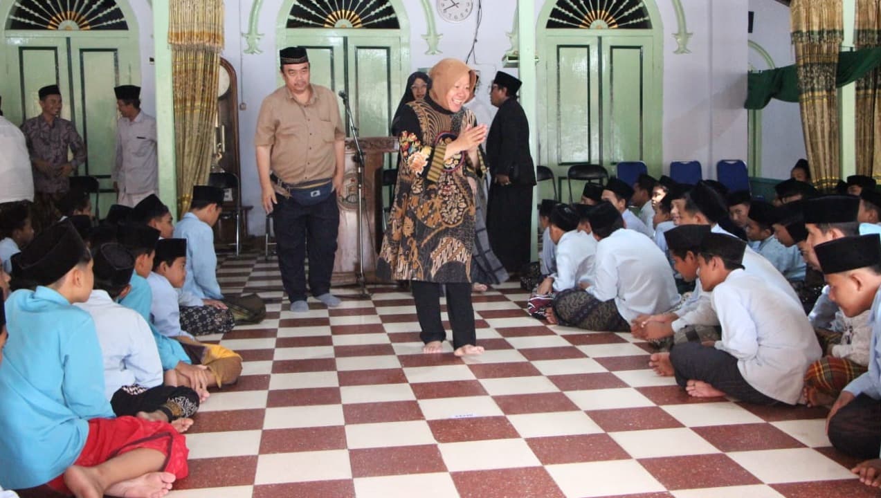 Berkunjung ke Pesantren Mambaul Hikam Blitar, Cagub Risma Janji Sejahterakan Guru dan Santri