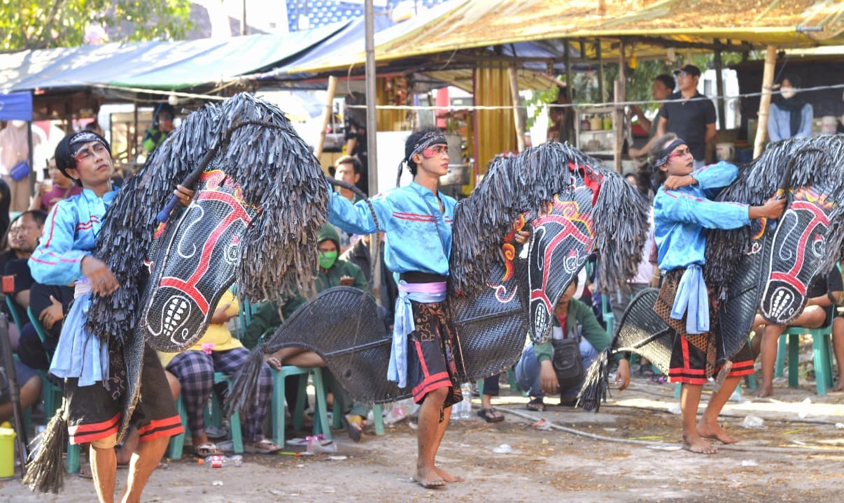 Semarak tradisi sedekah bumi Warga Lidah Wetan, Kecamatan Lakarsantri, Surabaya dilakukan dengan menggelar acara Sembrani Nusantara. Acara ini digelar setiap akhir pekan sepanjang bulan September 2024.