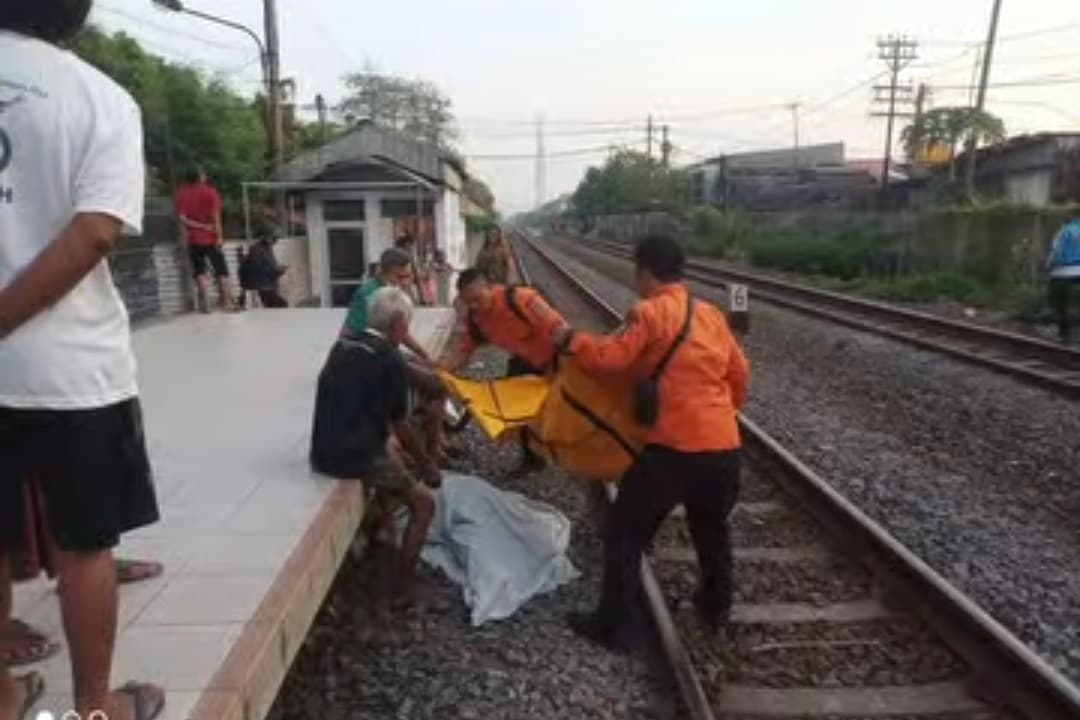 Diduga Hendak ke Toilet, Lansia Tewas Tertabrak KA di Ngagel Baru