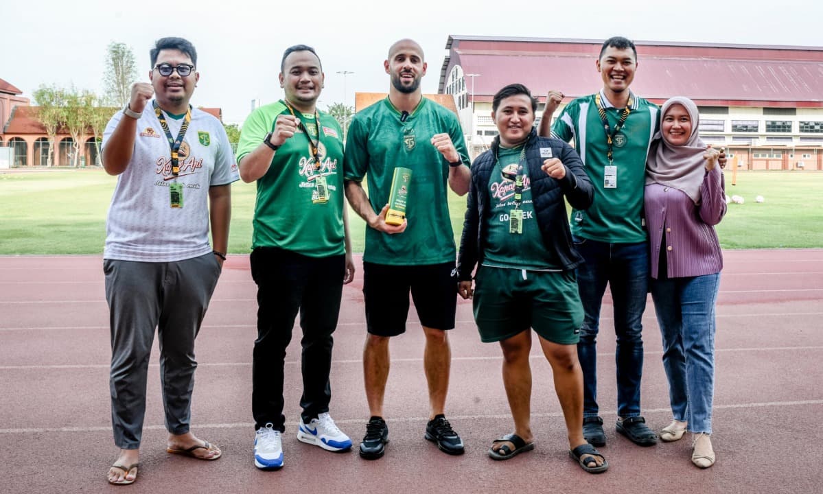 Momen Bonek Dapat Kesempatan Berinteraksi dengan Pemain dalam Latihan Persebaya