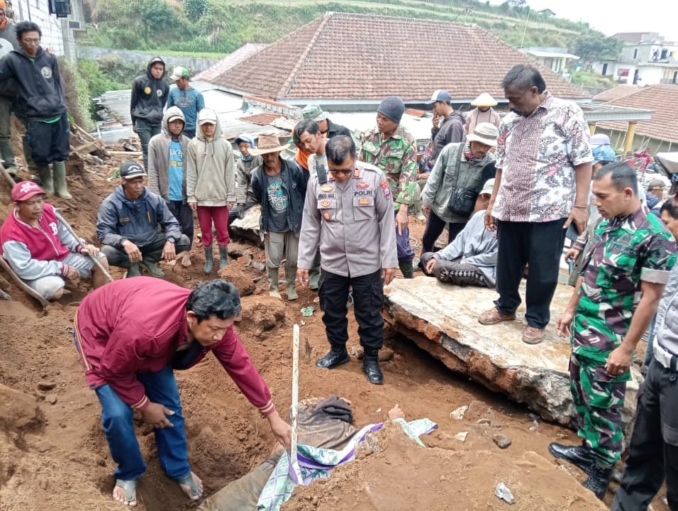 3 Pekerja Tertimpa Reruntuhan Plengsengan di Kota Batu, Satu Orang Tewas