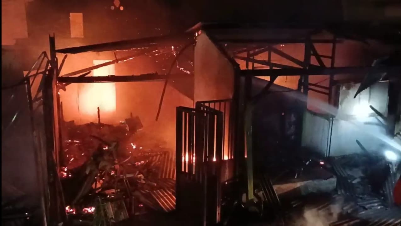 Dua Pabrik Rak dan Kos-kosan di Kedung Cowek Terbakar