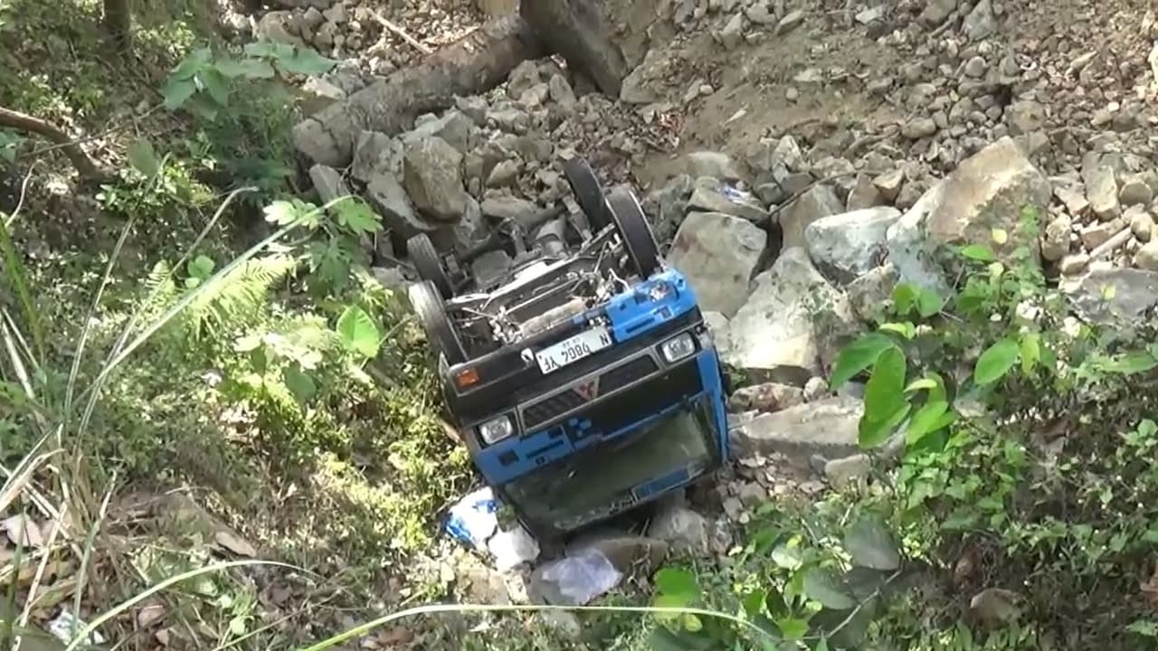 Sopir Diduga Ngantuk, Mobil Pick Up Bermuatan Sayur Terjun ke Jurang di Lumajang