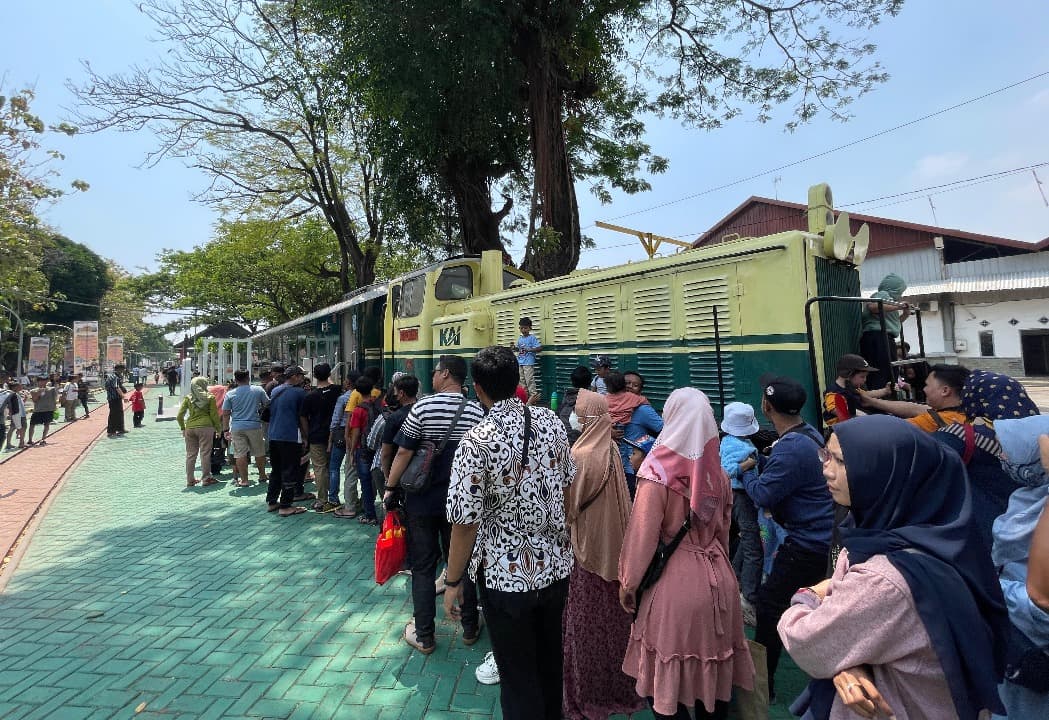 Ribuan Warga Serbu "Bengkel Sepur" Balai Yasa Surabaya Gubeng