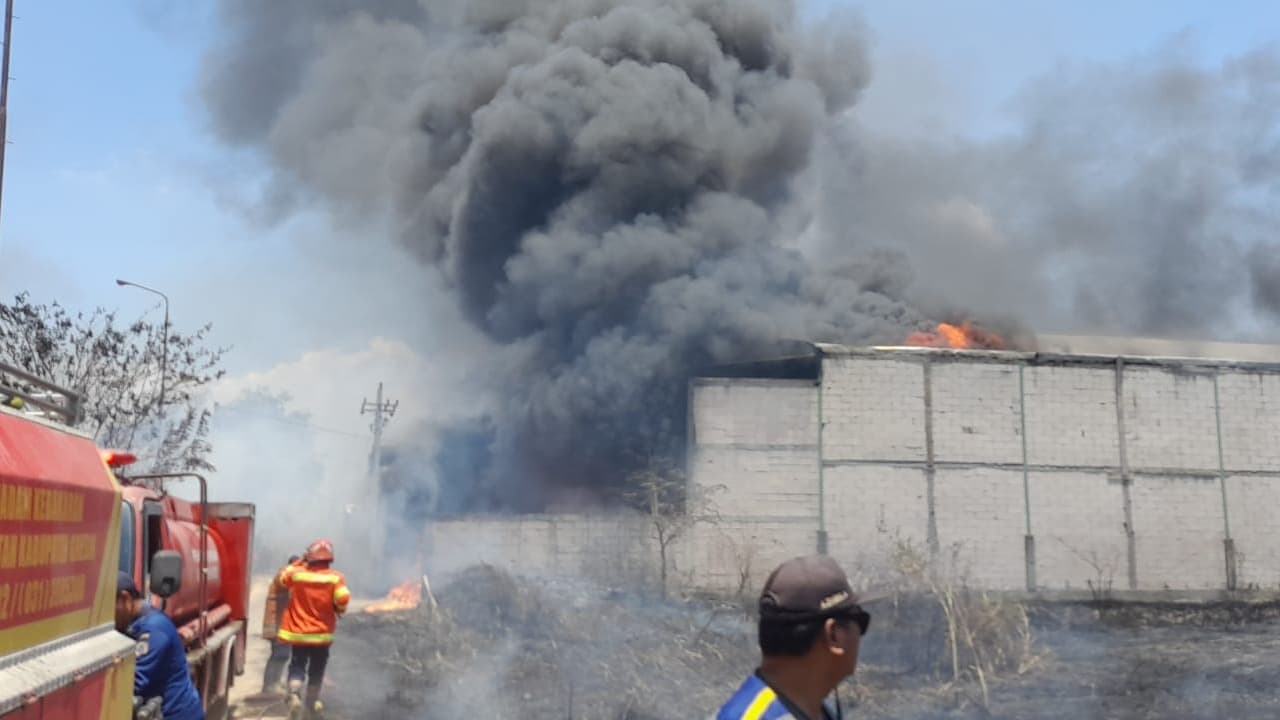 Gudang Plastik di Gresik Terbakar, 100 Ton Bahan Baku Rafia Hangus