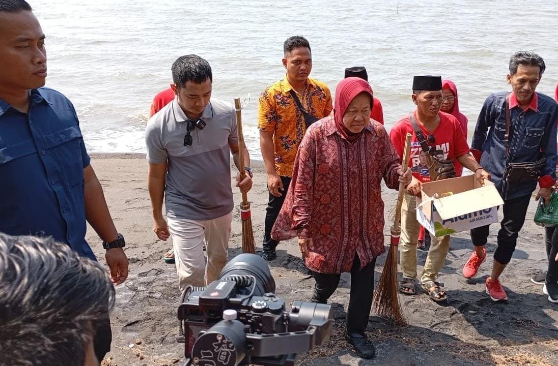 Kampanye di Probolinggo, Cagub Risma Ajak Warga Bersih-Bersih Pantai Duta