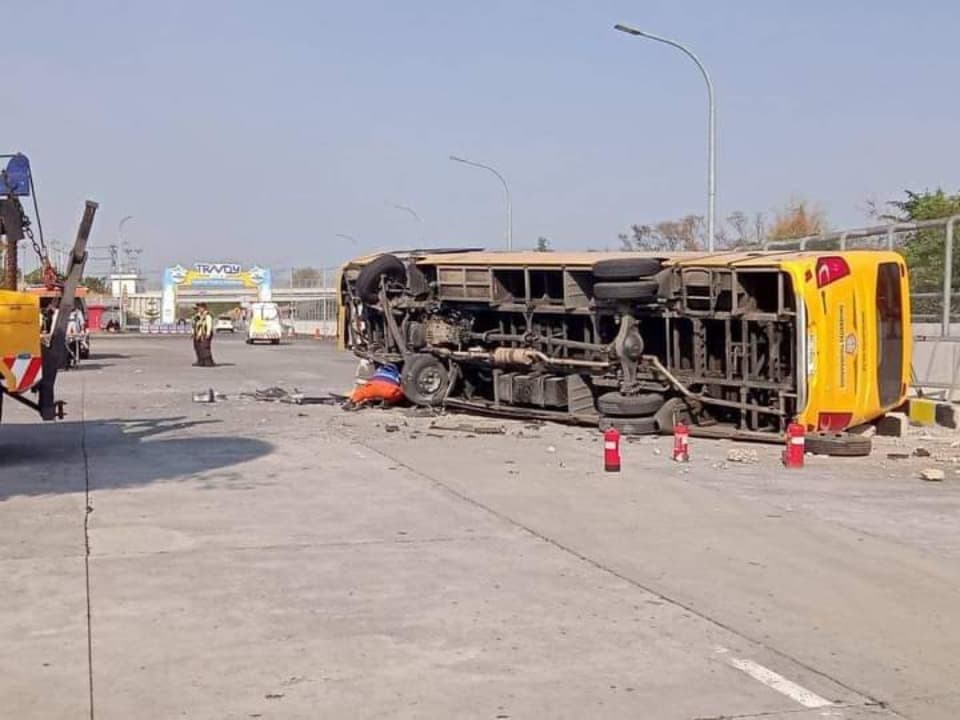 Bus Rombongan Guru SMA Tulungagung Terguling di Tol Sumo, Satu Orang Tewas