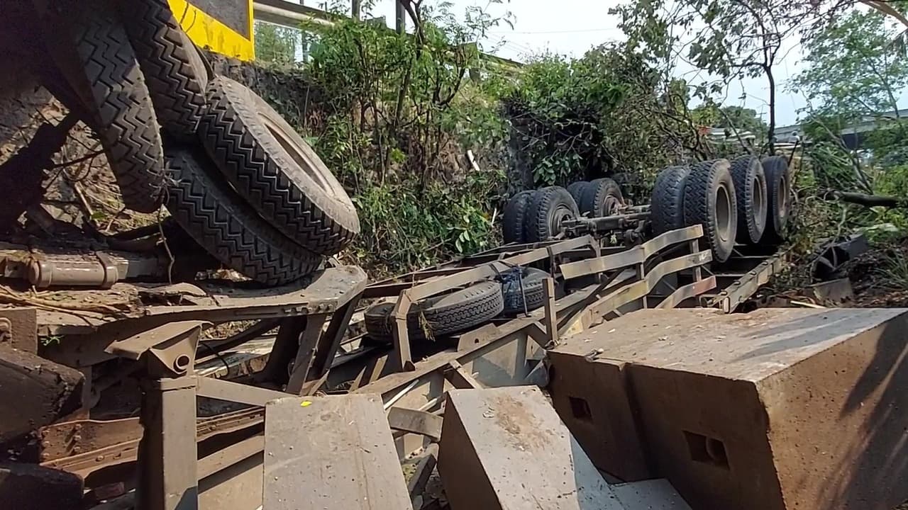 Kecelakaan Beruntun di Jalur Tengkorak Pasuruan, Sopir Truk Tewas Usai Terjun ke Sungai