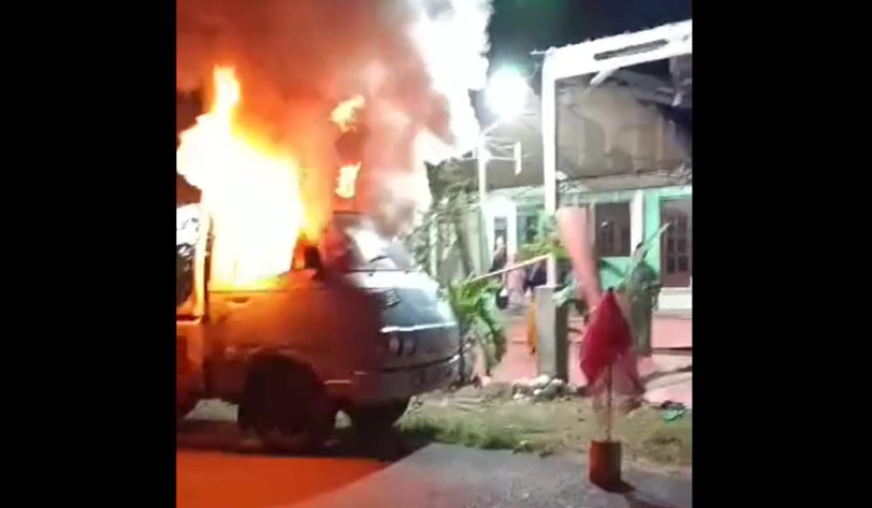 Mobil Pick Up Terbakar di Socah, Warga Panik dan Berjibaku Padamkan Api