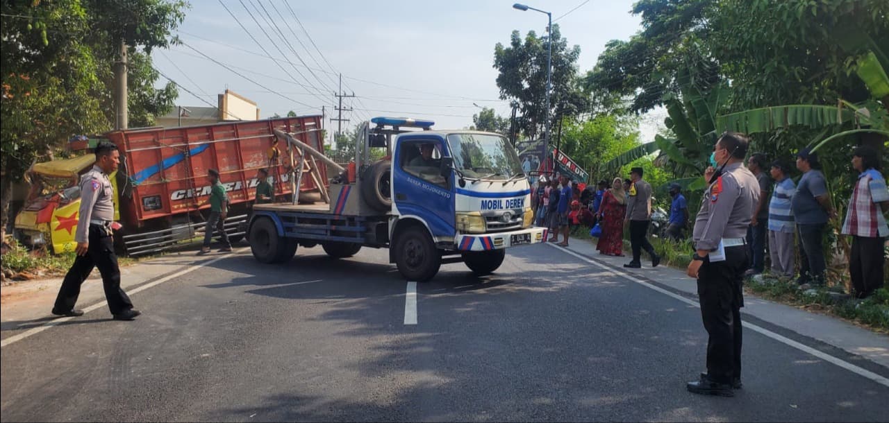 Hendak Berobat, Kakak-Adik Lansia di Mojokerto Tewas Ditabrak Truk