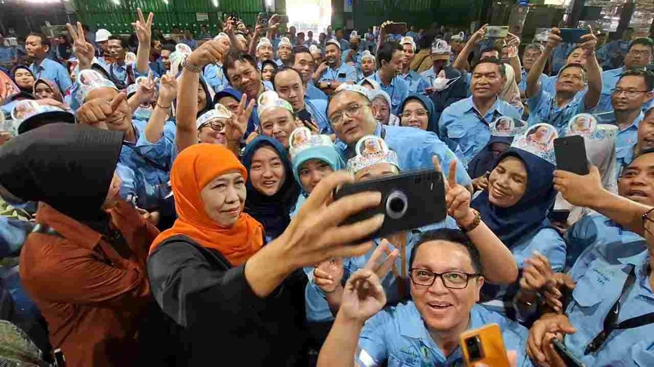 Kunjungi PT Tjiwi Kimia, Khofifah Ajak Tak Golput di Pilkada Serentak