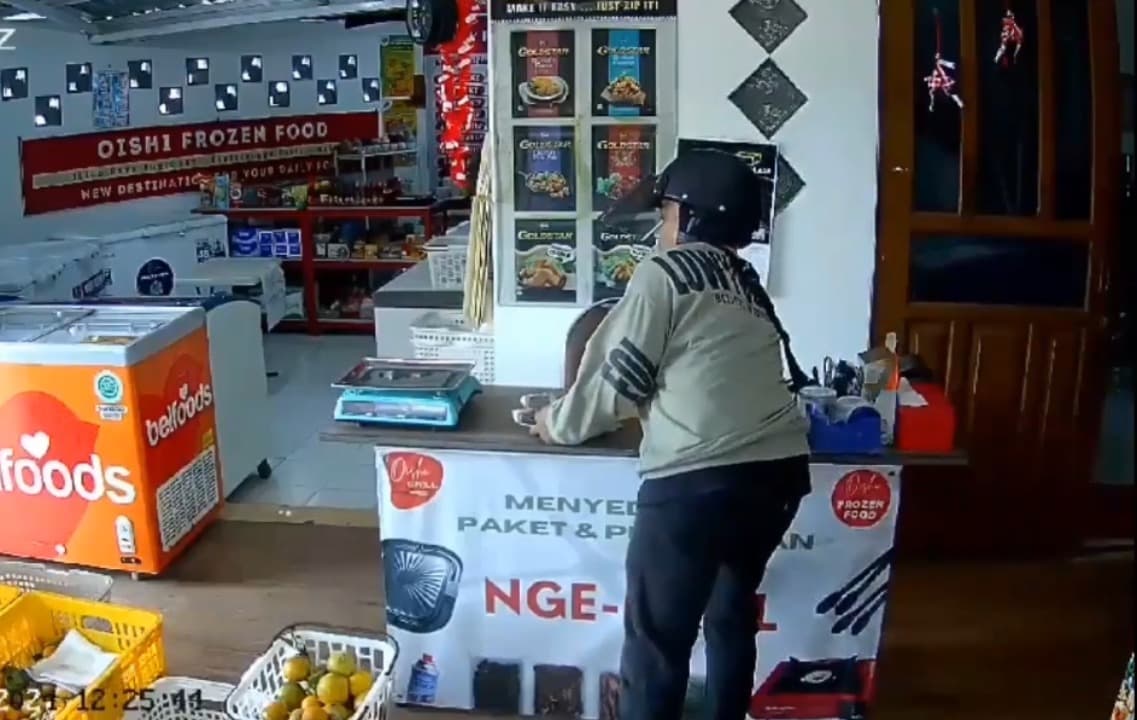 Maling Toko di Kota Malang Terekam CCTV