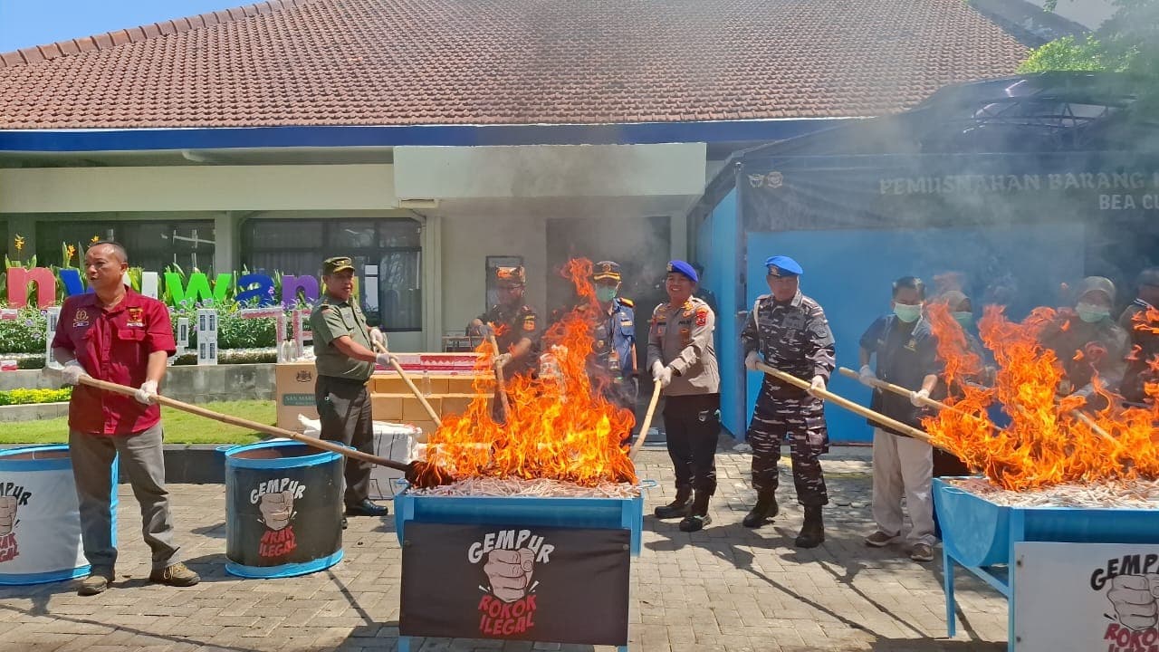 Bea Cukai Banyuwangi Musnahkan 575 Ribu Batang Rokok dan 3 Ribu Liter Miras Ilegal