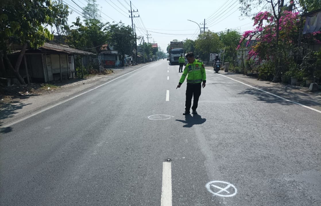 Pemotor di Gresik Alami Luka Berat usai Ditabrak Mobil dan Truk