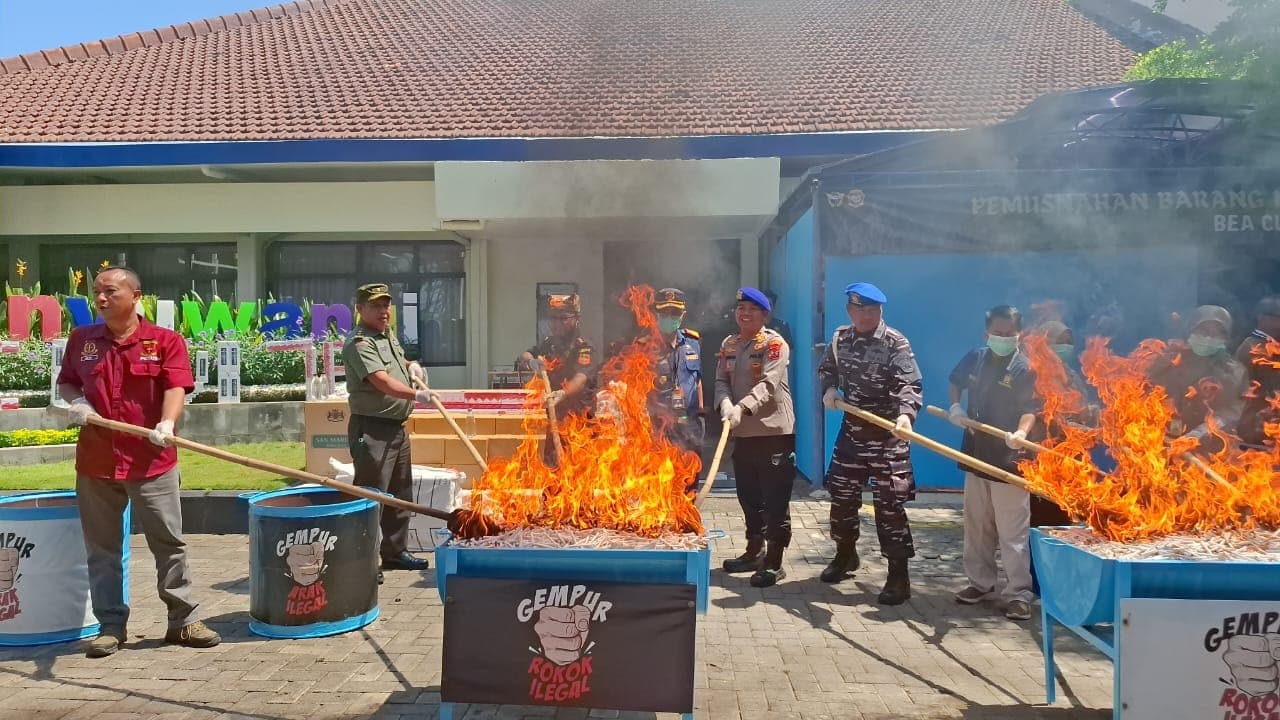 Beacukai Banyuwangi Musnakan Setengah Juta Batang Rokok dan 3 Ribu Liter Minuman Keras