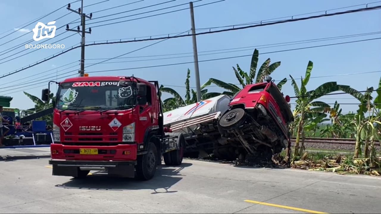 Diduga Sopir Mengantuk, Truk Tangki Terguling di Jalan Bojonegoro-Cepu