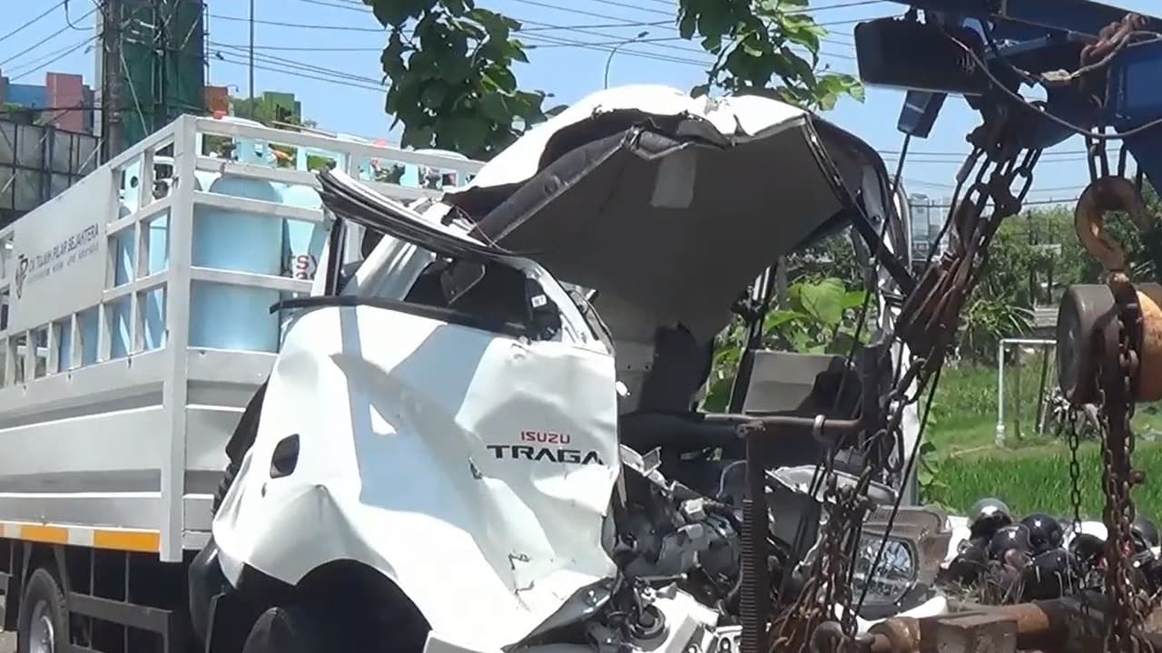 Kecelakaan Fatal di Tol Ngawi-Solo: Mobil Pickup Tabrak Truk, 1 Tewas dan 1 Terluka