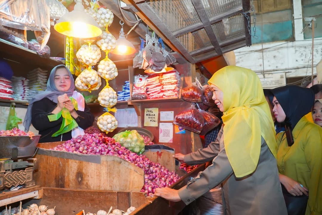 Pedagang Pasar Pabean Curhat ke Khofifah Dicurhati Soal Banjir