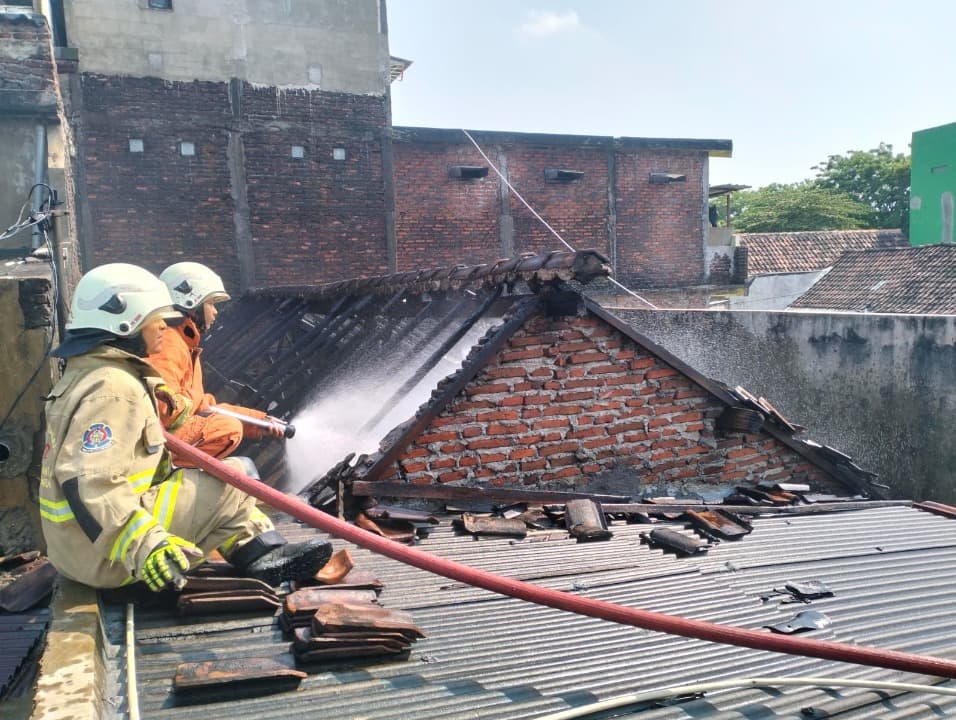 Diduga Korsleting Listrik, 3 Kamar Kos di Semolowaru Utara Terbakar