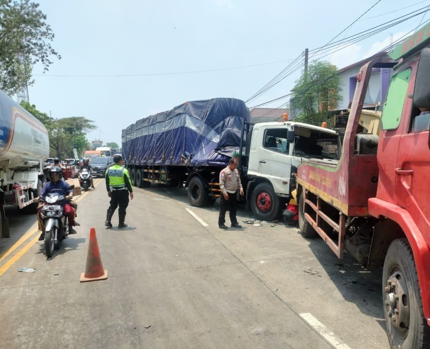 Mobil Satu Keluarga asal Surabaya Ditabrak Trailer di Gresik, Balita Tewas