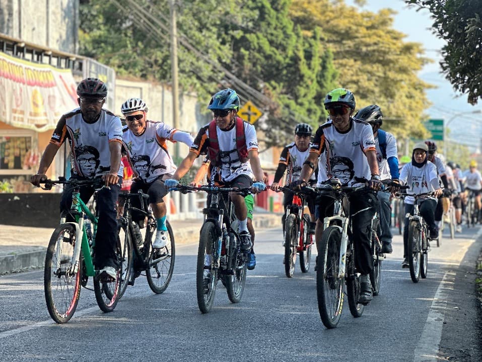 Hidup Sehat, Paslon 'SAE' Ajak Warga Bersepeda Eksplore Kota Batu