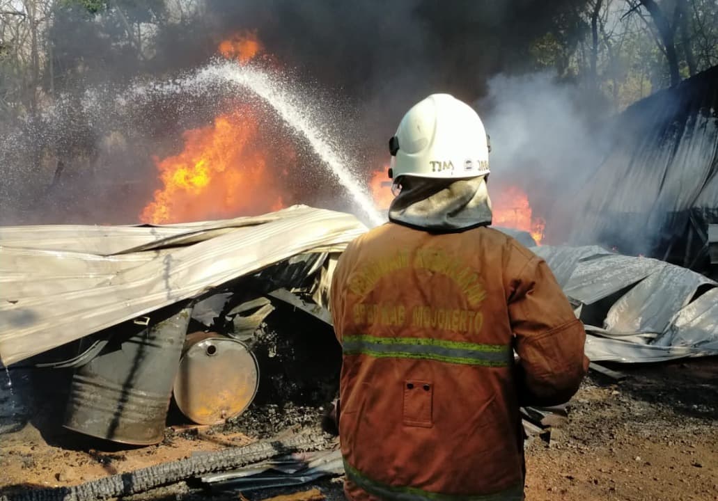 Akibat Puntung Rokok, Gudang Rongsokan di Mojokerto Terbakar