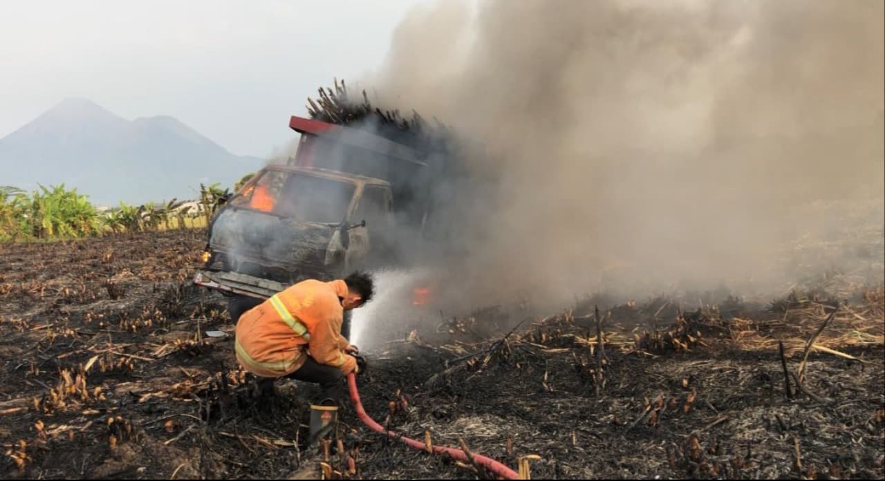 Akibat Puntung Rokok, Truk Muat Tebu di Mojokerto Hangus Terbakar