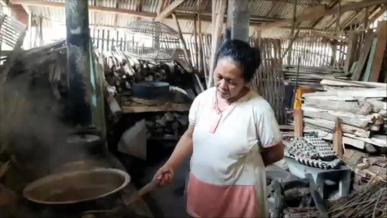 Ibu lut: Bertahan Produksi Gula Kelapa di Tengah Krisis Bahan Baku dan Tenaga