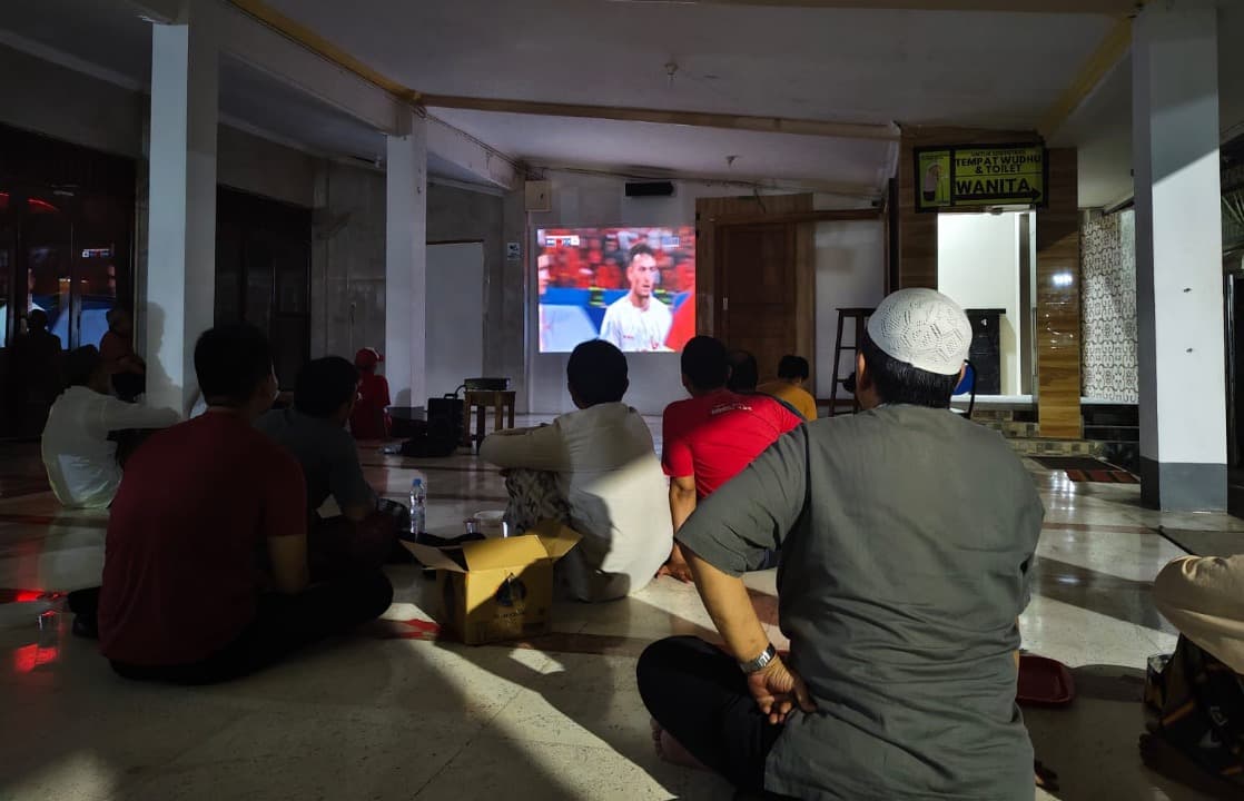 Diiringi Doa, Nobar di Masjid Al-Haq Rungkut Berlangsung Meriah