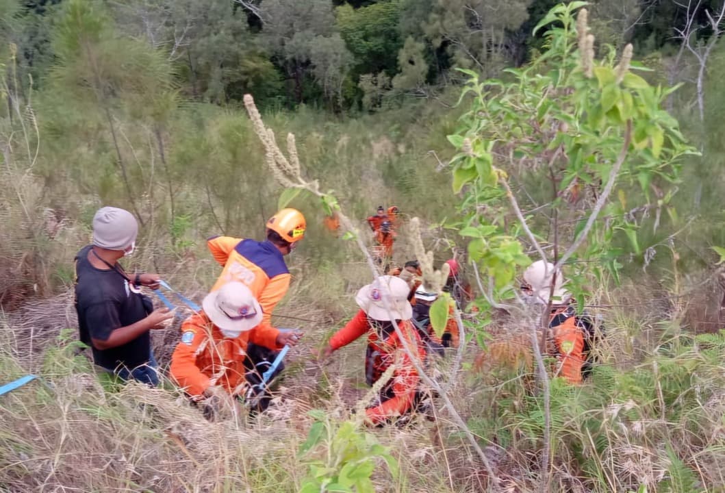 Bersama Tim Gabungan, Personel TRC BPBD Jatim Temukan Pendaki Hilang di Gunung Wilis