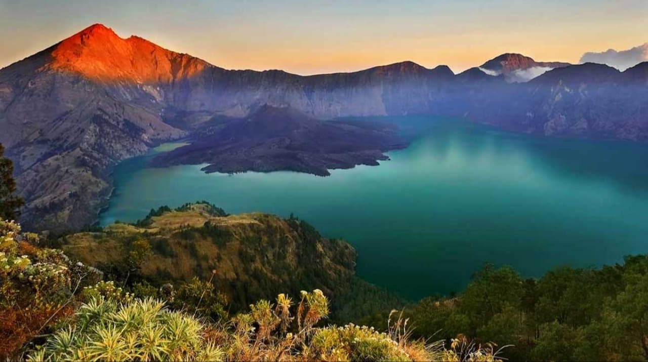 5 Fakta Menarik Gunung Rinjani, Keajaiban Alam yang Sakral dan Memikat