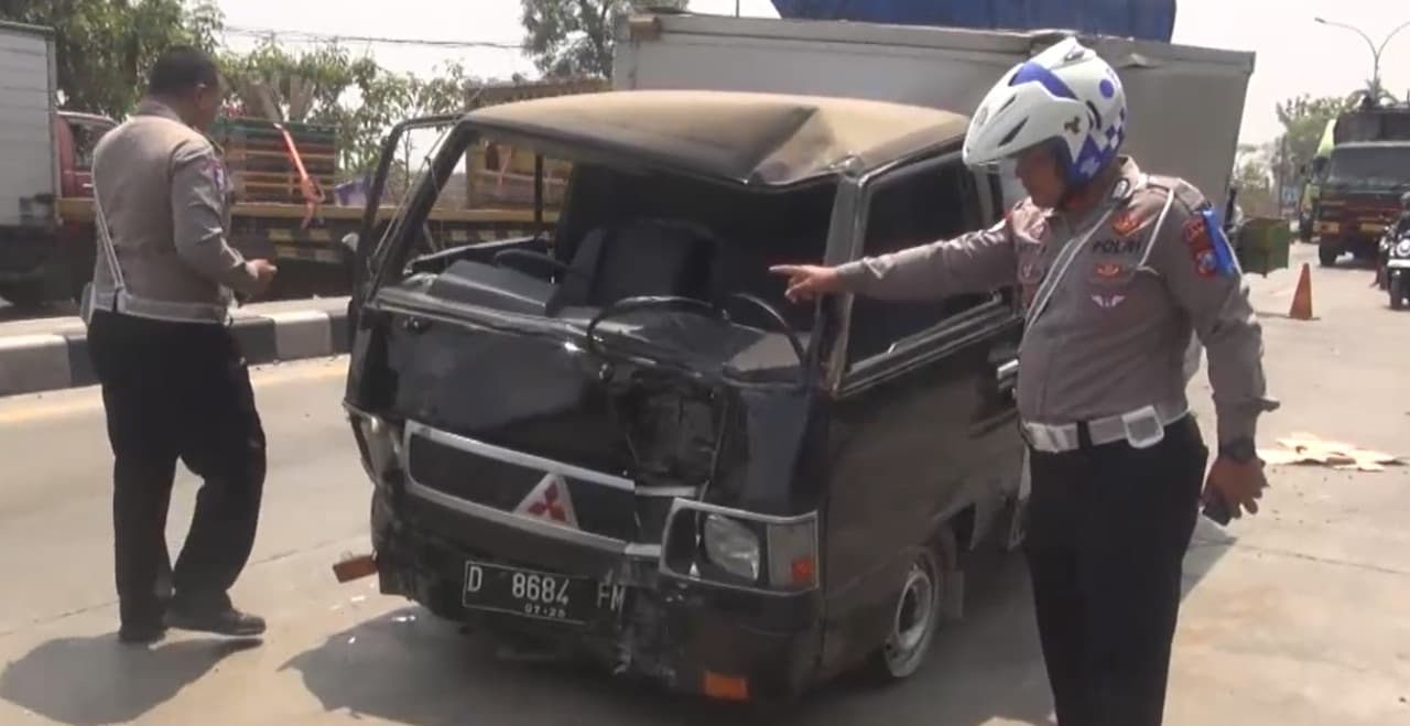 Oleng, Mobil L 300 Tabrak Tiang Listrik dan Penjual Buah di Jalur Pantura Lamongan-Babat