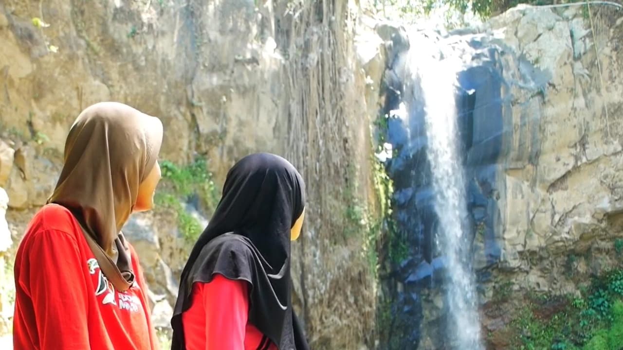 Hidden Gem di Kaki Gunung Semeru: Keindahan Air Terjun Sarun yang Mempesona