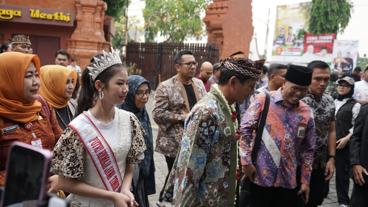 Putri Remaja Jatim Jollene Ferischea Dampingi Menparekraf Sandiaga Uno Mewarnai Batik 5.053 Meter