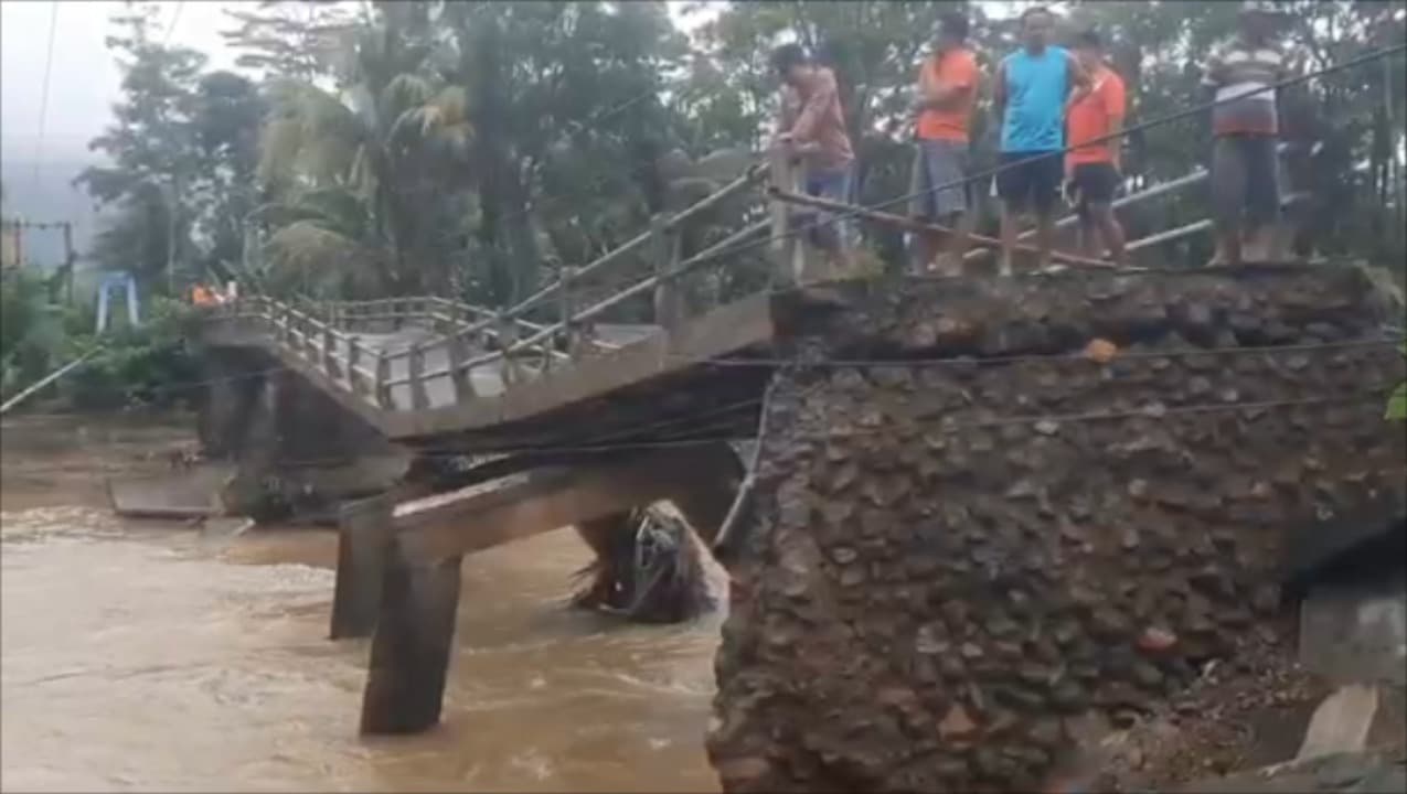 Jembatan 25 Meter di Munjungan Trenggalek Putus Diterjang Banjir, Akses Antardesa Terputus