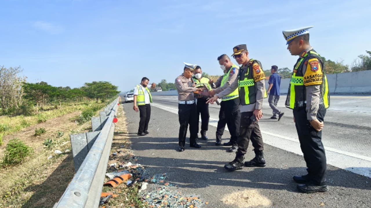 Ditlantas Polda Jatim Buru Truk yang Kabur Usai Tabrakan Maut dengan Elf di Tol Pasuruan-Probolinggo