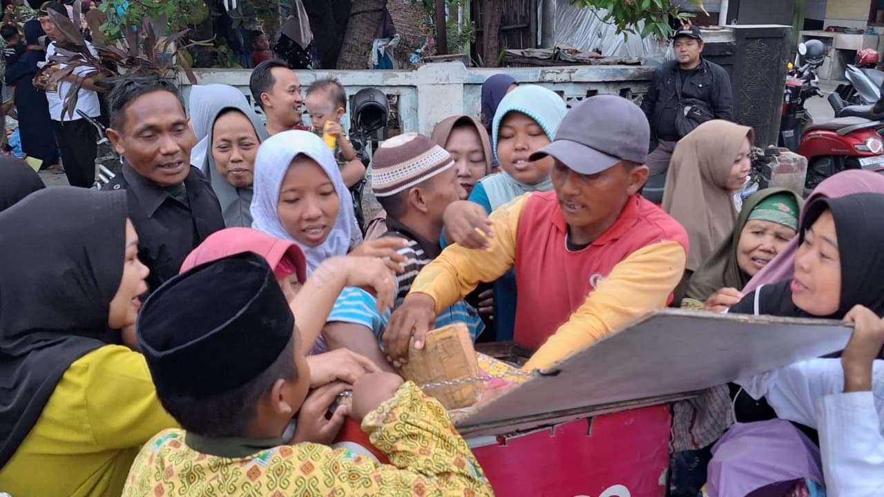 Dagangan Diborong, Pedagang Bahagia di Lokasi Kampanye Paslon Mubarok