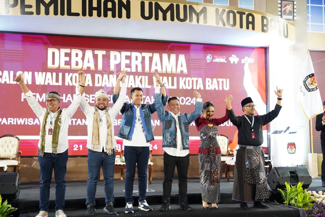 Unik, Tiga Paslon Pilkada Batu Kenakan Pakaian Produk Lokal saat Debat Perdana