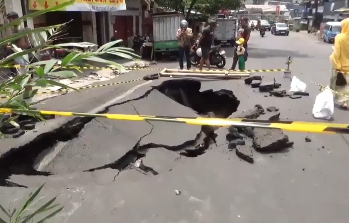 Jalanan Amblas Akibat Gorong-Gorong Pecah di Kota Malang