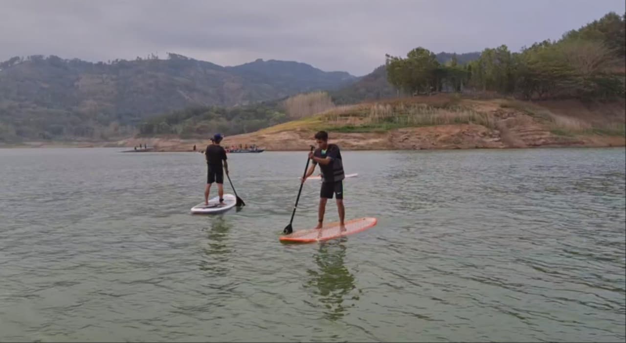 Paddling di Waduk Wonorejo: Nikmati Olahraga Air Sambil Menyaksikan Panorama Pegunungan