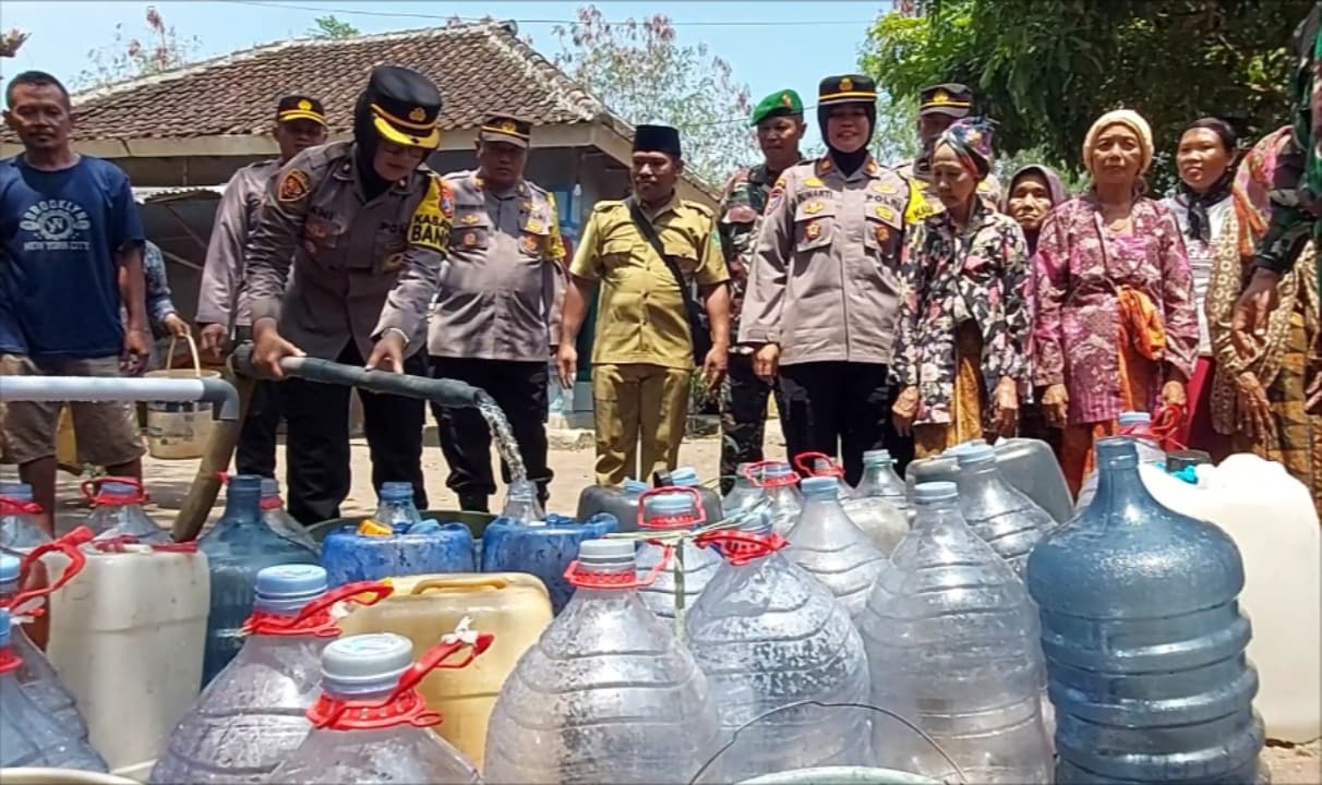 Dilanda Kekeringan, Warga Pasuruan Serbu Bantuan Air Bersih dari Kendaraan Water Cannon